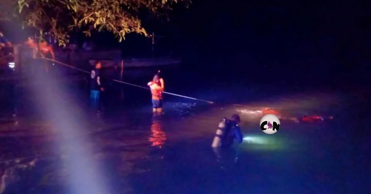 Confirman un fallecido tras caída de taxi al mar en San Blas