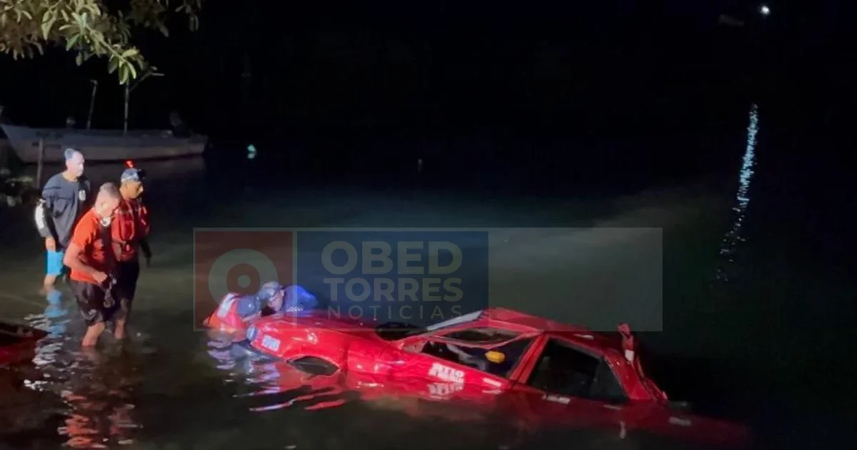 Buscan a mujer que viajaba en taxi que cayó al mar de San Blas