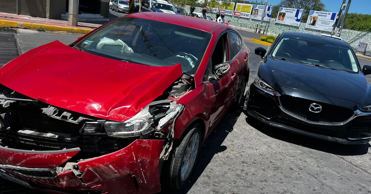 Accidente vial en Insurgentes y 12 de Octubre deja una conductora herida