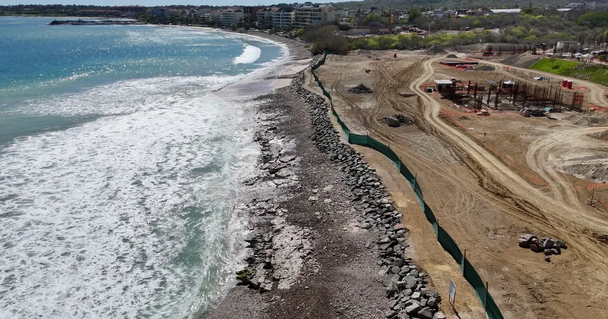 Semarnat inicia revisión de concesión y exige retiro de obras en Playa Las Cocinas, Nayarit