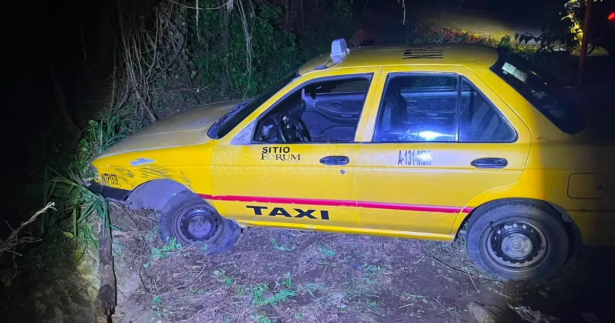 Choque entre taxi y camioneta bloquea carretera Tepic-Mazatlán en el km 16