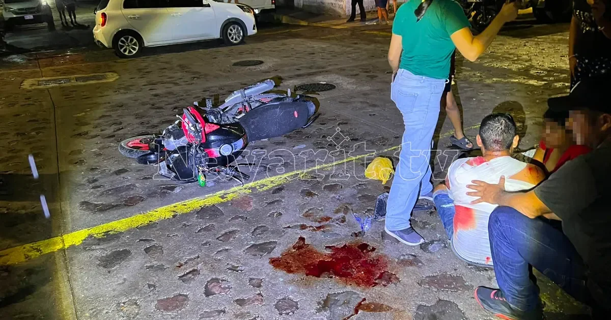 Choque entre moto y Nissan March deja conductor herido en López Mateos