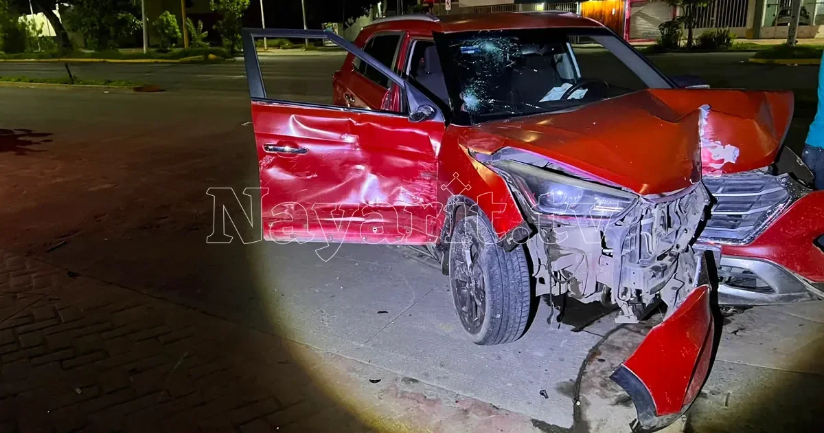 Choque entre camioneta y moto deja dos mujeres lesionadas en Tepic