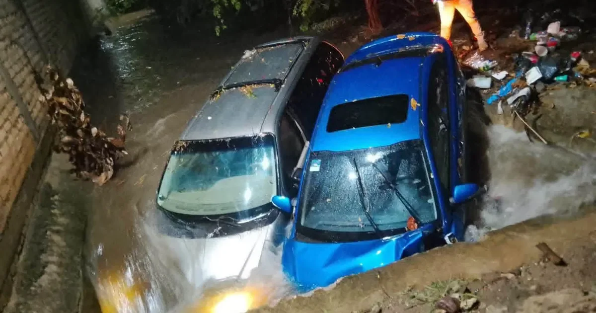 Corrientes arrastran vehículos en Rincón del Cielo por lluvias en Bahía de Banderas