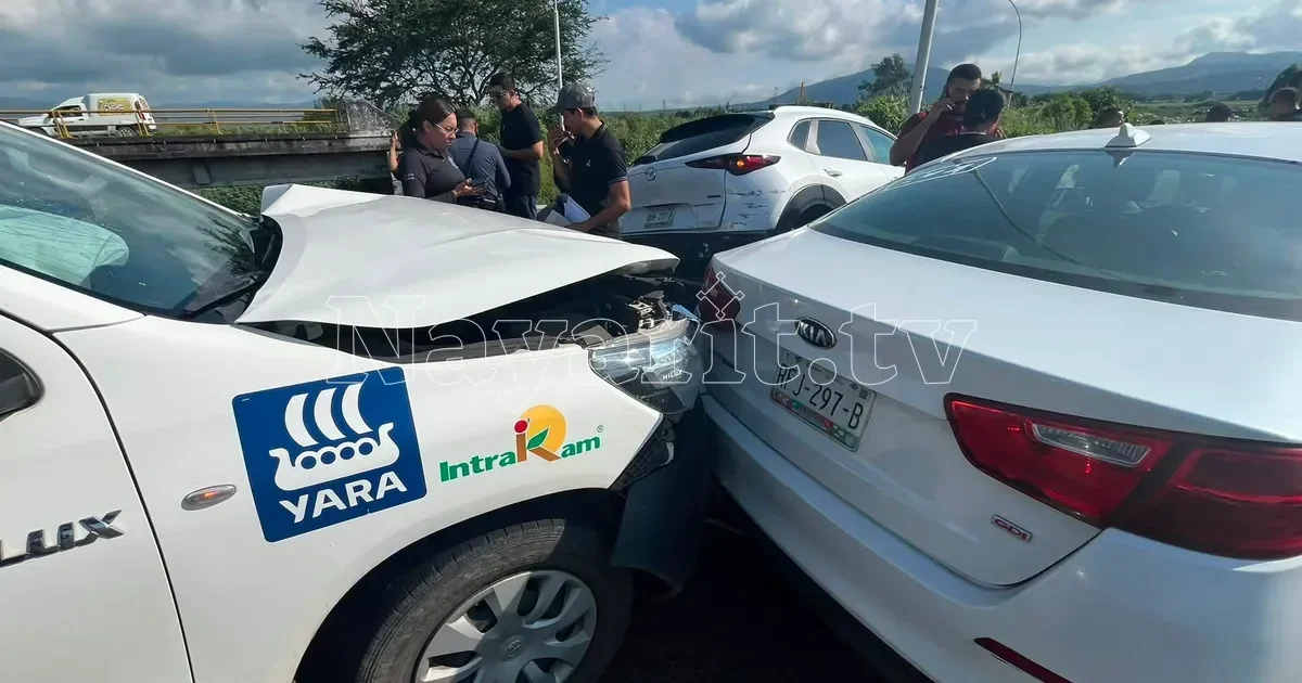 Choque en cadena de cuatro vehículos en el Libramiento hacia Mazatlán en Tepic