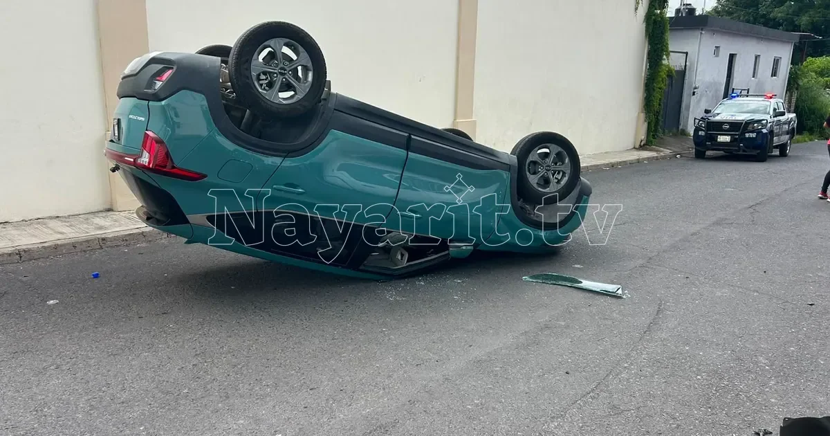 Volcadura de Kia Seltos en colonia Peñita deja daños materiales en Tepic (1 de 8)