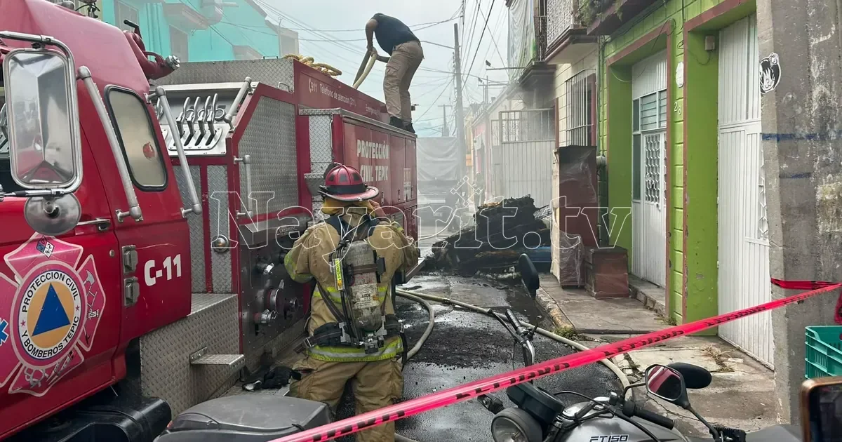 Incendio en mueblería de Tepic deja tres personas atendidas por humo (1 de 10)