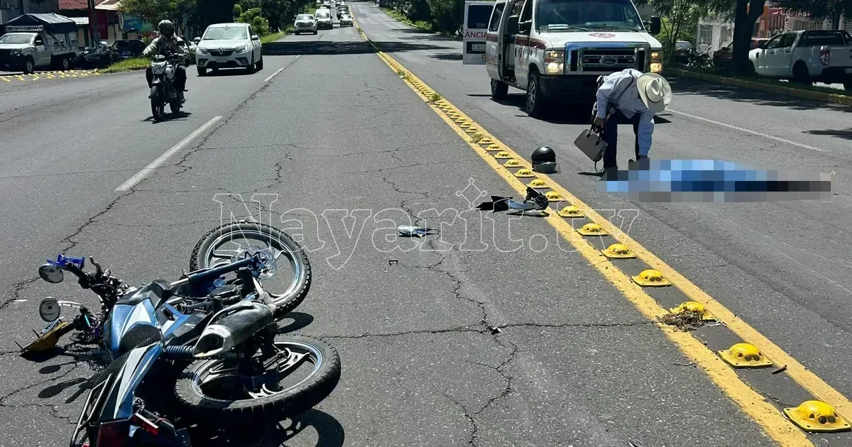 Motociclista atropella a tres personas en Insurgentes y Prisciliano Guerrero; muere una mujer de 52 años (1 de 5)