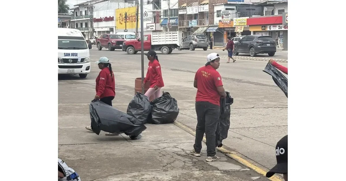 Limpian canales pluviales en Bahía de Banderas ante el temporal