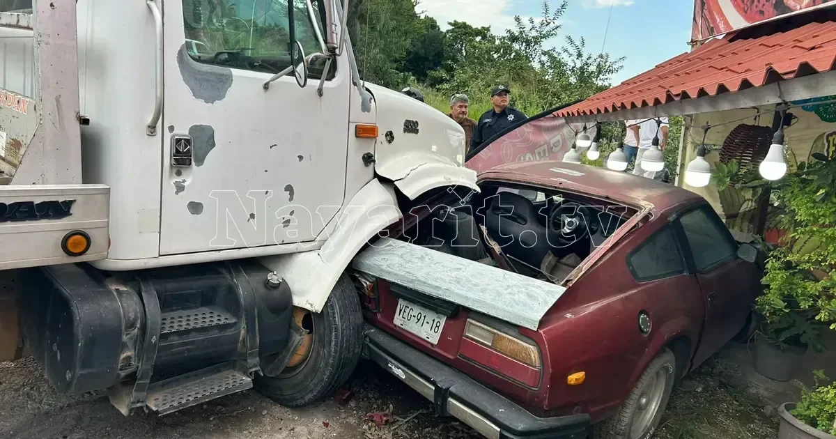Grúa pierde el control en carretera a Mazatlán y desata choque en cadena con tres vehículos