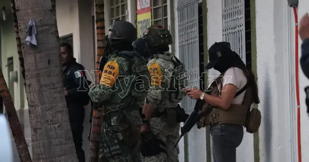 Fiscalía de Nayarit catea vivienda en colonia Los Sauces de Tepic (1 de 7)