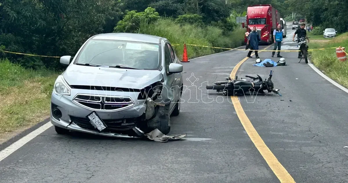 Muere motociclista al chocar con un Dodge Attitude en la carretera federal 200, en los límites de Jalisco (1 de 7)