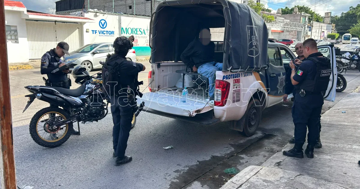 Jardinero contratado hiere con machete a su empleador al ser descubierto robando perfumes en el Centro de Tepic