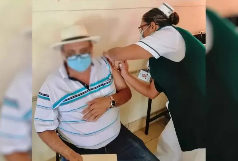 Profesor Ramón comparte testimonio después de aplicarse vacuna COVID-19