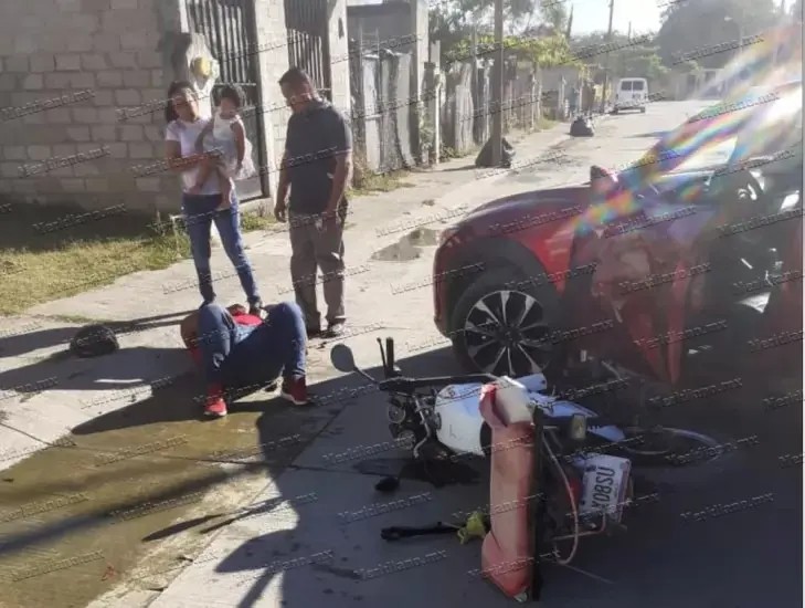 Choca motociclista contra Mazda en San José del Valle