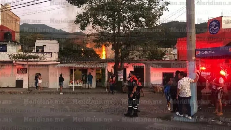 ¡Pánico en Puerto Vallarta!: Incendio en carpintería genera fuerte movilización