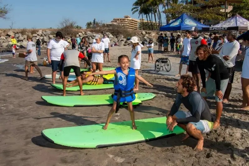 Lleva DIF Experiencia de Surf a Usuarios con Discapacidad