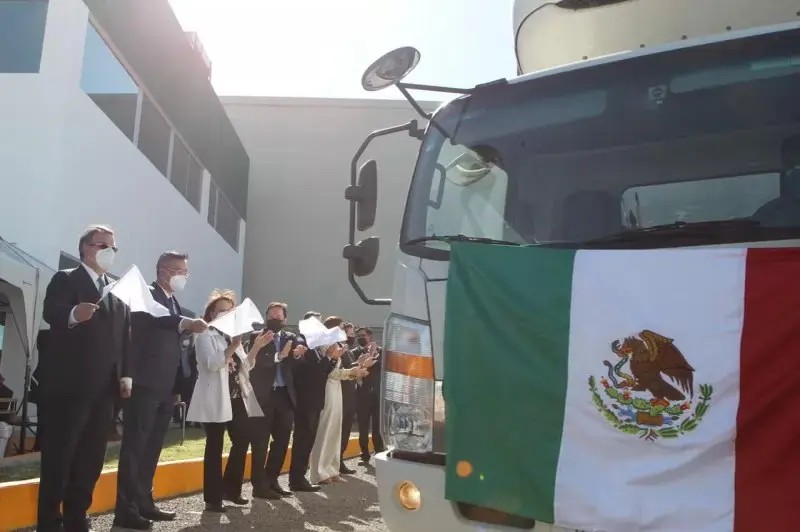 Distribuyen primeras dosis de vacunas de CanSino envasadas en México