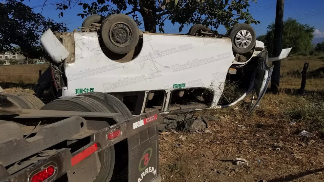 ¡Pasaje al hospital!: Vuelca colectivo en San Juan de Abajo