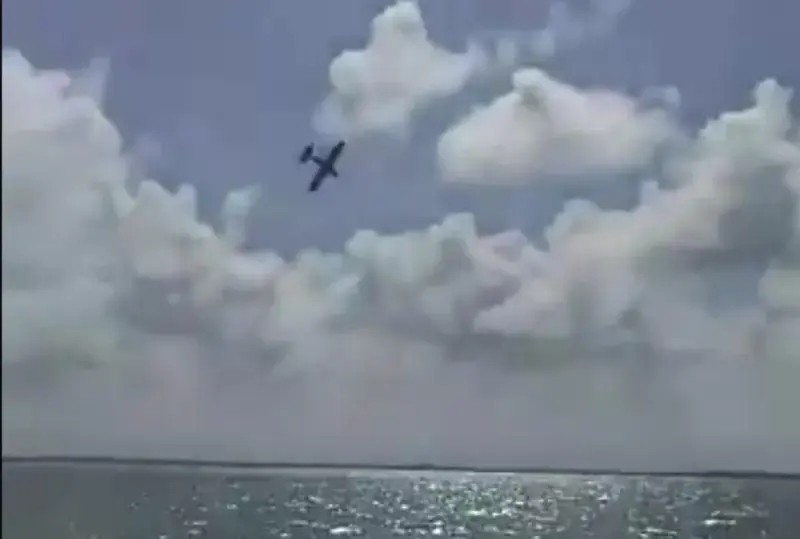 VIDEO: Avionetazo en zona turística de Cancún; Reportan 2 muertos