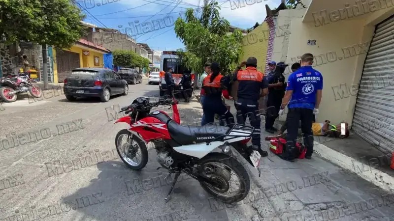 ¡moto se embarró con una camioneta!