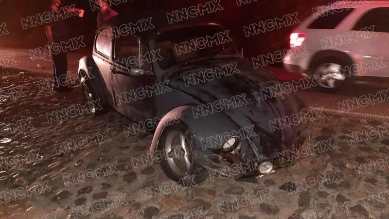 Puerto Vallarta. Vochito provoca aparatoso choque