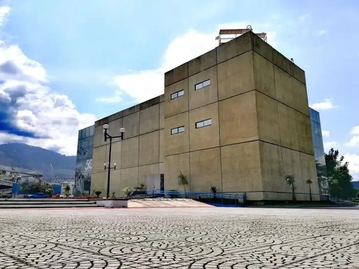 Se brinda servicio de préstamo de libros a domicilio y consultas bibliográficas