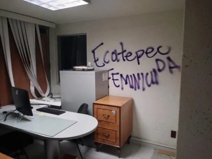 Desalojan a feministas de la CNDH en Naucalpan; hay 11 mujeres detenidas