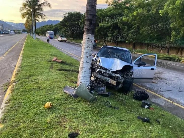 ¡Matiz destrozado al chocar con palmera!