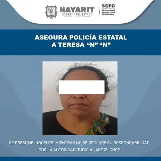 Mujer toca los barrotes