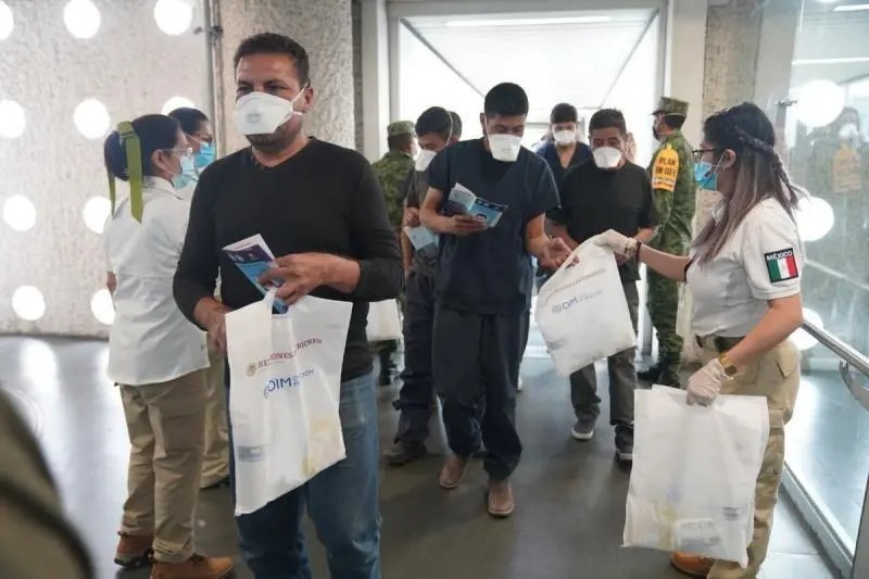 México. Entrega INM 3 mil kits de salud a repatriados