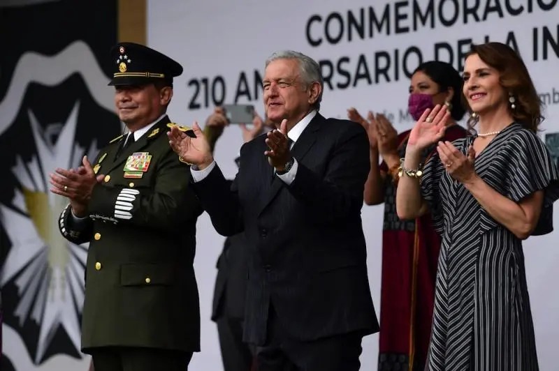 México. Entrega AMLO Condecoración Miguel Hidalgo a héroes de la salud