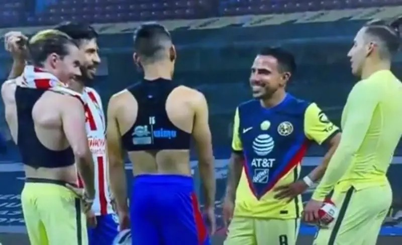 La afición de chivas se le fue encima a Oribe Peralta al termino del clásico