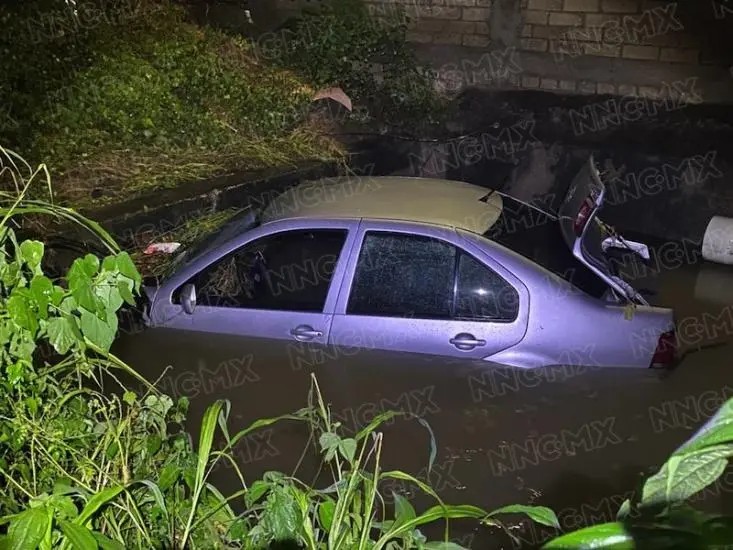 Auto cayó en un canal en \"rincón del cielo\"