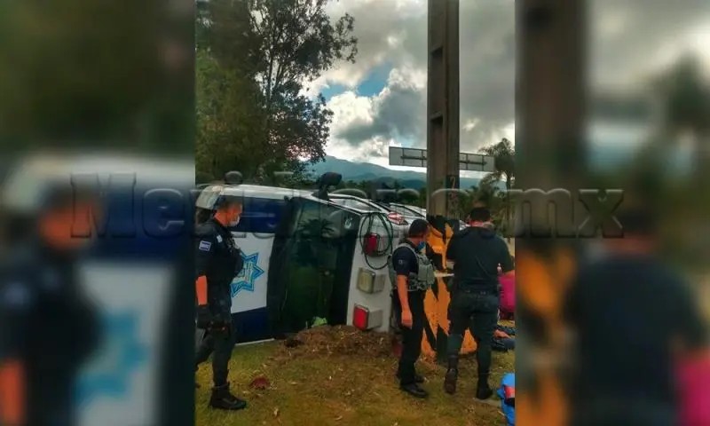 Se volcó ambulancia de la Policía Estatal