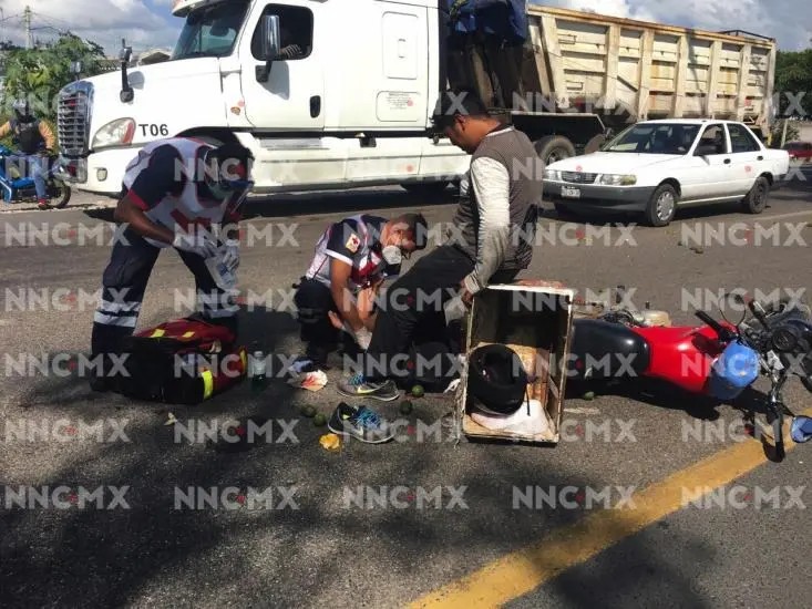 Motociclista sufre aparatosa caída después de atropellar a un perro