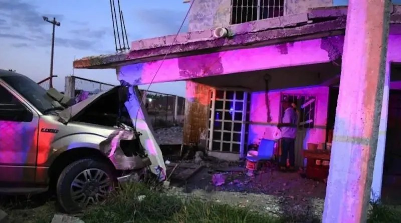Ahome. Camioneta impacta casa tras choque en el ejido 18 de Marzo