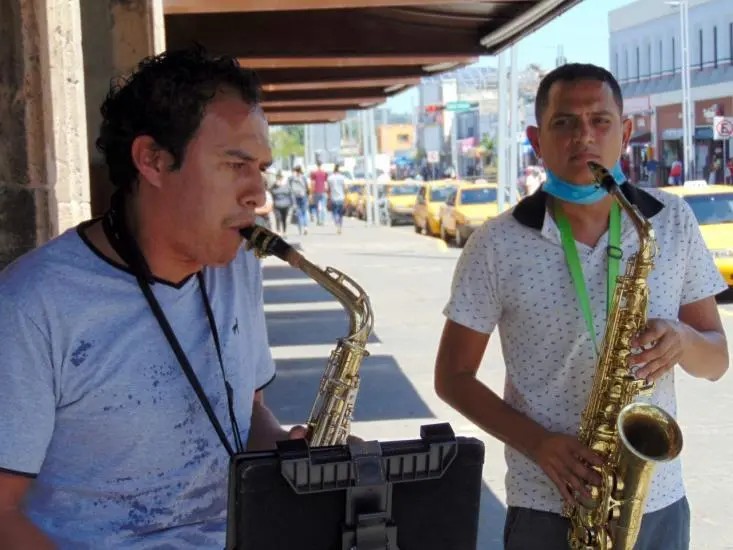 Dos saxofonistas compostelenses alegran las calles de Tepic