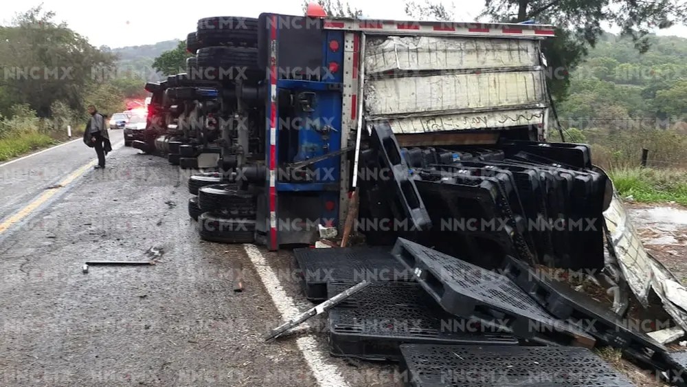 Nayarit. Vuelca tráiler cerca de Compostela