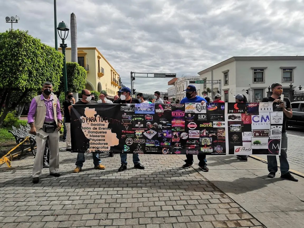 Tepic. Sonideros meseros y fotógrafos solicitan apoyo del Alcalde
