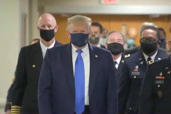 Donald Trump usa mascarilla durante su visita al centro médico Walter Reed