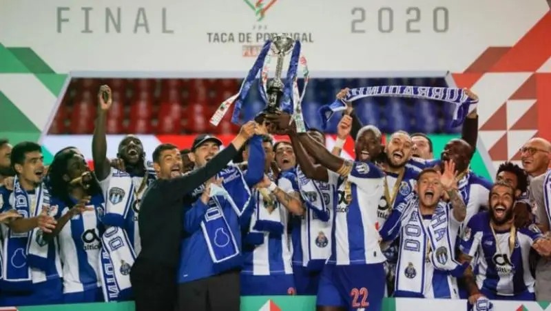 ‘Tecatito’ corona su mejor temporada en Europa: doblete con Porto