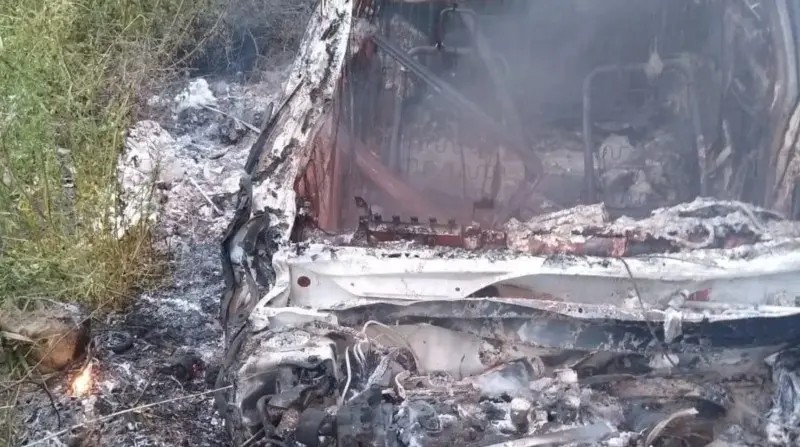 Culiacán. Localizan carro calcinado en la comunidad de La Campana