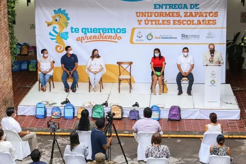 Cumple Dávalos con Apoyos Escolares a 52 mil Estudiantes