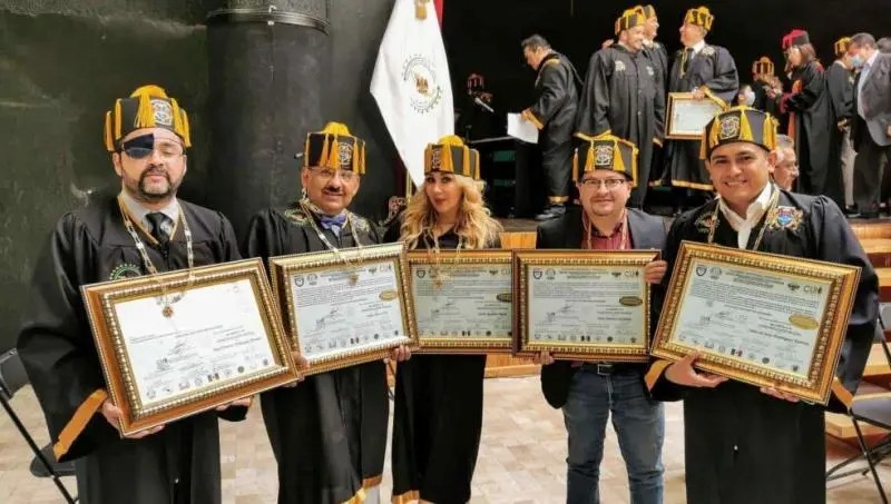 Entregan Doctorados Honoris Causa a reporteros de \"la mañanera\"