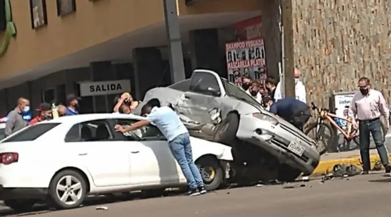 Culiacán. Aparatoso choque en la avenida Álvaro Obregón