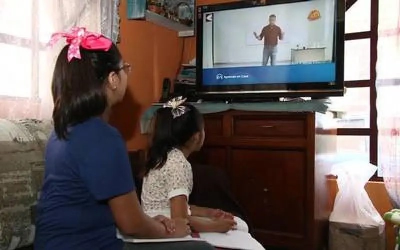 Clases por televisión costarán 5 pesos por alumno: AMLO