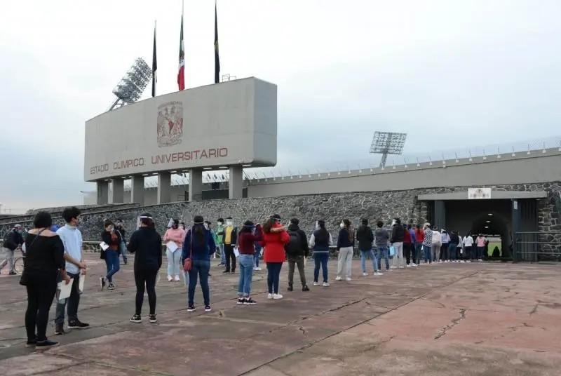 Miles de jóvenes presentan examen de la UNAM en el Estadio Olímpico Universitario