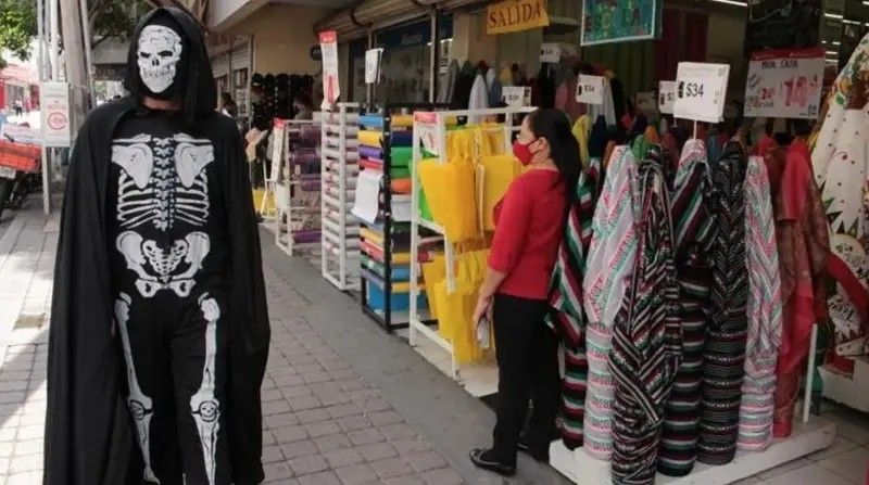 Culiacán. \"La Muerte\" recorre el Centro de Culiacán y pide a la ciudadanía usar cubrebocas