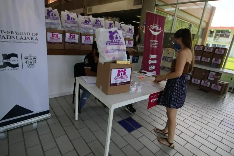 Entrega CUC más de mil Despensas A Estudiantes de Diferentes Planteles